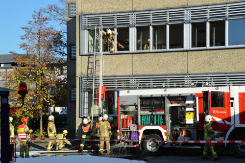 Schüler und Lehrer mussten aus dem stark verrauchten Gebäude gerettet werden. EGLE