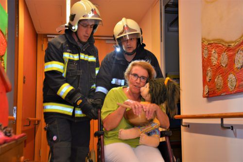 Wegen der starken Rauchentwicklung mussten die Bewohner des Vorderlandhuses evakuiert werden. FW Röthis