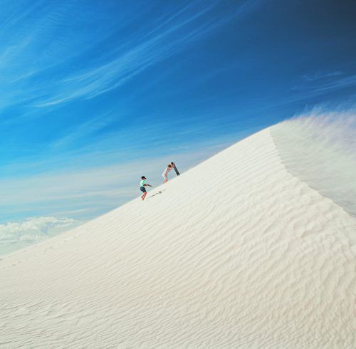 Wer braucht schon Schnee und Kälte, wenn es weiße Sanddünen gibt, auf denen man wunderbar boarden kann? Shutterstock (5)