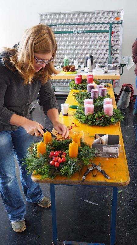Unter Anleitung banden acht Frauen ihren eigenen Adventskranz. egle