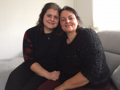 Tochter Sidikan (l.) wich in den schlimmen Tagen kaum von der Seite ihrer Mutter. Die ganze Familie bangte um das Leben von Zehra. VN/MM