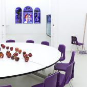 Bunny Rogers verwandelt das KUB in ein Gesamtkunstwerk