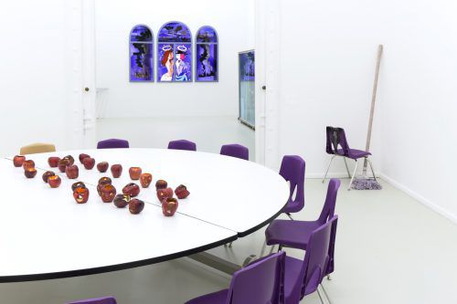Als erste Ausstellung 2020 zeigt das Kunsthaus Bregenz Arbeiten der US-amerikanischen Künstlerin Bunny Rogers.
Columbine Cafeteria Installationsansicht Société Berlin/Uli Holz/Bunny Rogers