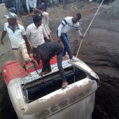 Bus stürzte in Indien in Brunnenschacht