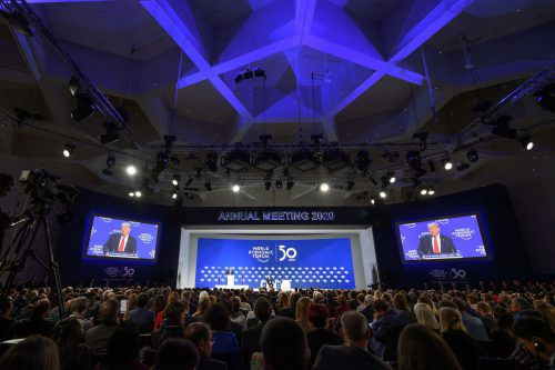 Bewertete seine Wirtschaftspolitik als sehr gut und bezeichnete Klimaschützer als Untergangspropheten: Donald Trump vor großem Publikum in Davos. AFP