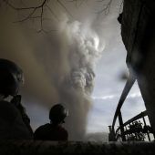Vulkan auf den Philippinen spuckt Rauch und Asche