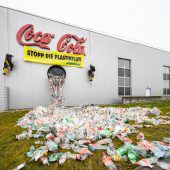 Protestaktion bei Coca-Cola-Werk gegen Plastikflut