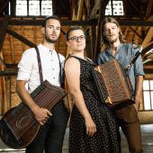 Hackbrett und Zither im Fokus von Alt und Jung