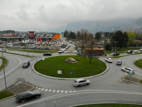 Der Kreisverkehr in Hohenems vor der Autobahnauffahrt und der Zufahrt zur Schweizer Grenze ist ein neuralgischer Verkehrsknotenpunkt.  VN/Hartinger