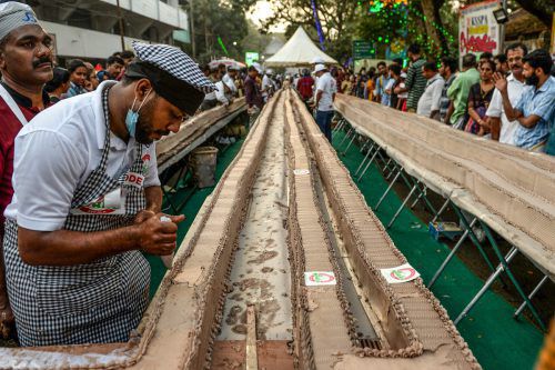 Die indischen Bäcker wollten den chinesischen Rekord doppelt übertreffen.  AFP