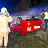 Auto landet auf  Dach