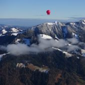 Erste Alpenüberquerung im Euterballon der Künstlerin Husar ist geglückt. »D9