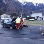 Auto streifte Zug