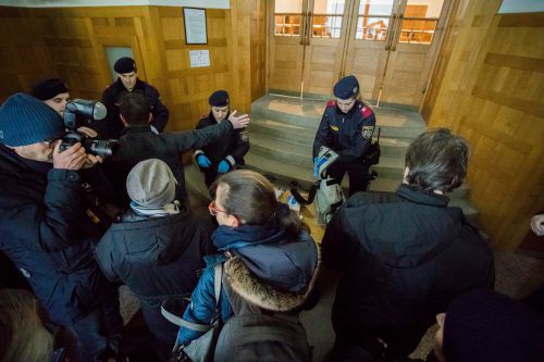 Im kleinen Foyer vor dem Schwurgerichtssaal staute sich die Besuchermenge. Sicherheitsbeamte kontrollierten akribisch.