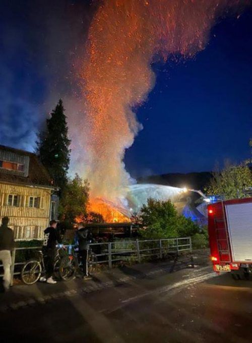 In Kennelbach wurde ein Sägewerk eingeäschert. leserreporter