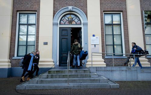 Journalisten betreten das Gerichtsgebäude im niederländischen Assen. AFP