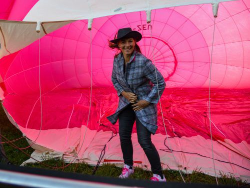 Künstlerin Barbara Anna Husar mit ihrem Ballon vor dem Start. Lerch