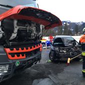 Drei Verletzte bei Kollision zwischen Pkw und Lkw
