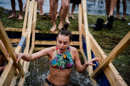 Mit dem Eisbaden wollen sich die Gläubigen von ihren Sünden reinigen. AFP