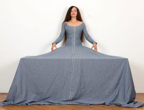 Sabine Ott entwarf das Infantinnenkleid, welches ebenfalls Teil der Ausstellung ist. sabine ott/Bildrecht