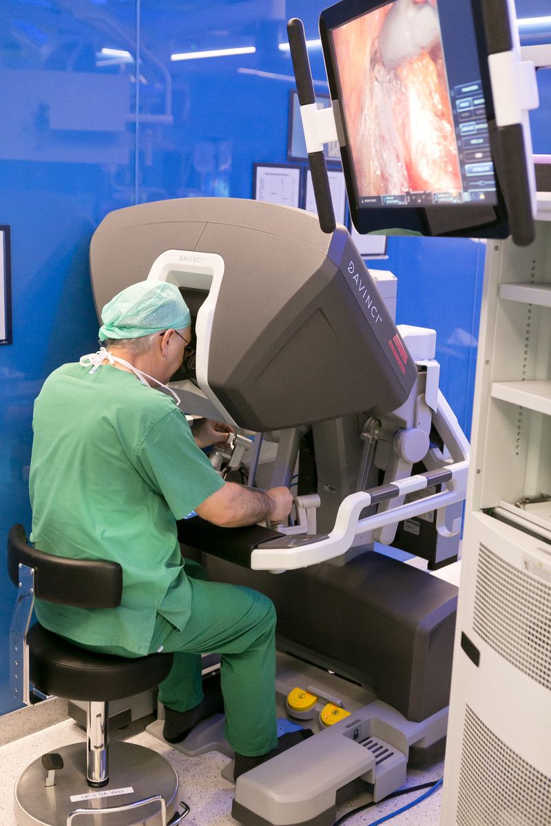 Der Roboter leistet zwar wertvolle Unterstützung bei einer Operation, federführend dabei ist aber immer noch die Hand des Chirurgen.⇒vlkh