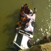 Bus mit Hochzeitsgesellschaft stürzt in Fluss