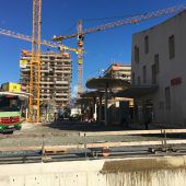 Richtbaum auf Bahnhofsbaustelle