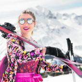 Bei der Dirndl Ski Gaudi geht es trachtig auf die Skipiste