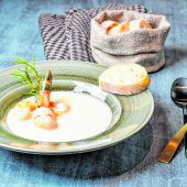 Riebelgrieß–Suppe mit Garnelen