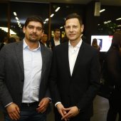 Junge Vorarlberger vor dem Vorhang