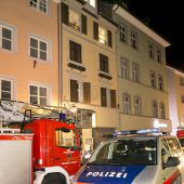 Feuerwehr tritt Türe ein, um Schlafenden zu retten