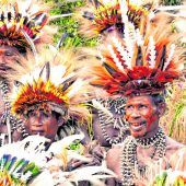 Der Schmuck der indigenen Stämme ist bunt und prächtig