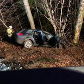 Auto prallt in Tobel gegen Baum