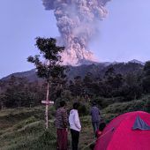 Merapi spuckt Asche sechs Kilometer hoch