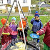 Kindergärtler kochten am Feuer