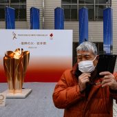 Massen strömen zur Olympischen Flamme
