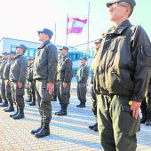 Soldaten geben der Polizei Hilfestellung