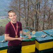 Erst 14 und schon Imker des Jahres: Simon Erhart aus Schruns. »A4