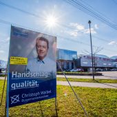 Verwaiste Plakate und geklaute Bänke