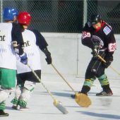 Mit dem Besen auf den Plastikball