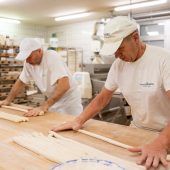Frisches Brot, Fleisch und viele Osterhasen