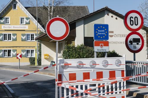 Trotz vollmundiger Ankündigungen hüben wie drüben blieben für die meisten Liebespaare auch am Osterwochenende die Grenzen unüberwindbar.