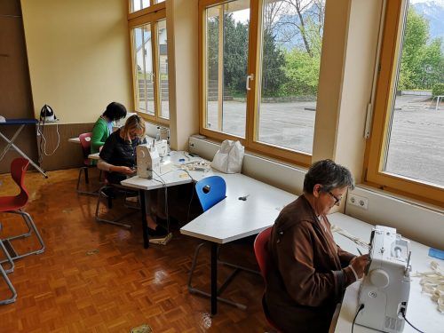 800 Masken wurden in den vergangenen Tagen an der SMS Satteins gefertigt.  mähr