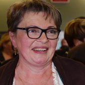 Angela greift zum Hörer