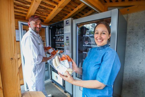 Anton und Gaby Fetz: Ihre Fleisch- und Wurstwaren aus dem Automaten in Andelsbuch finden derzeit reißenden Absatz.