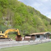 Bagger sind beim Clubheim des FC Klostertal aufgefahren