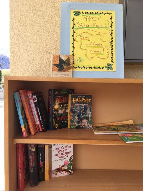 Auch in Gantschier gibt es seit kurzem ein offenes Bücherregal für alle.  str