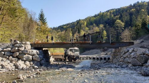 Bau der Notbrücke über die Ebniter Ache ist kurz vor Fertigstellung. Sie soll den Weg ins Ebnit gewährleisten.  STadt