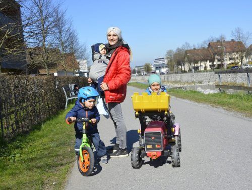 Beim Spaziergang sind auch Traktor und Fahrrad im Einsatz.