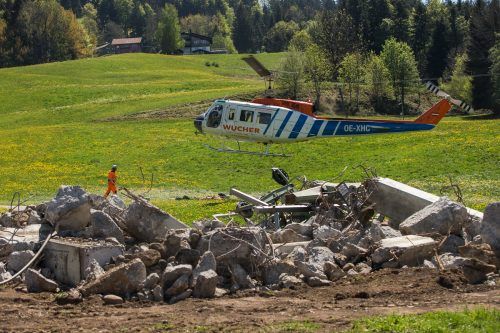 Bereit für das Recycling: Am Montag wurden die Teile von schwer zugänglichen Stützen per Hubschrauber ins Tal geflogen.  vn/Steurer